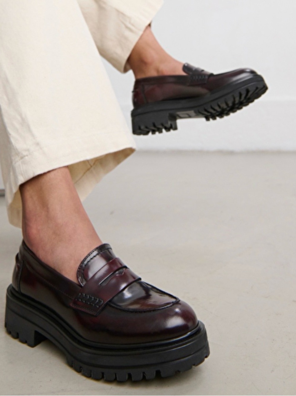Real patinated Leather LOAFER WITH NOTCHED SOLES in burgundy